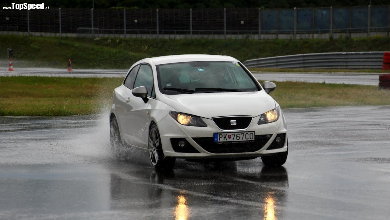 Zabávať sa tu dokáže naozaj každý. Bez ohľadu na auto, výkon a druh pohonu.