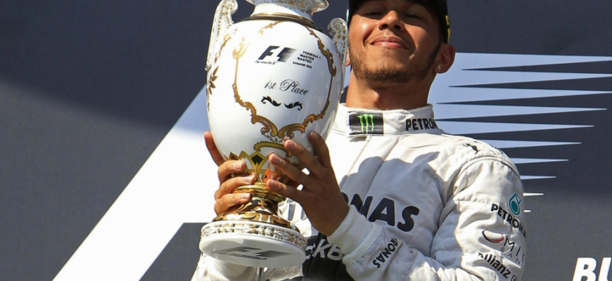 Lewis Hamilton získal prvé víťazstvo sezóny