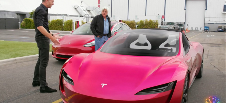 Jay Leno Tesla Roadster berie hneď. Je z nej unesený