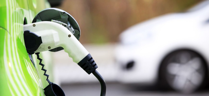 Elektromobily zdražujú rýchlejšie ako autá so spaľovacím motorom. Cenová parita je ilúzia