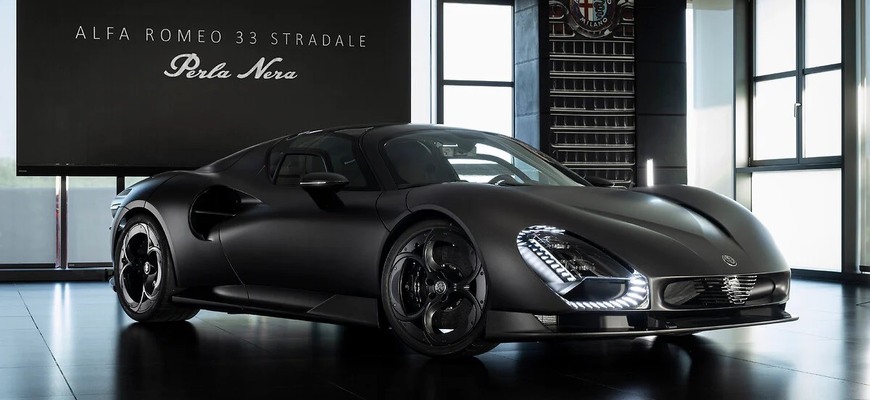 Alfa Romeo vyrobilo jedinú 33 Stradale bez farby. Celá karoséria ukazuje matný karbón