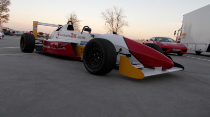 JAZDA V DVOJSEDADLOVEJ FORMULE RENAULT STOJÍ ZA TO