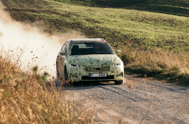 ŠKODA OCTAVIA IV JE AERODYNAMICKÝ REKORDMAN. NEUVERÍTE, ČO VOZÍ VO DVERÁCH