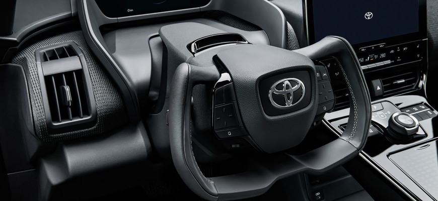 Nová Toyota bZ4X šokuje hlavne riadením bez mechanického spojenia volantu s kolesami