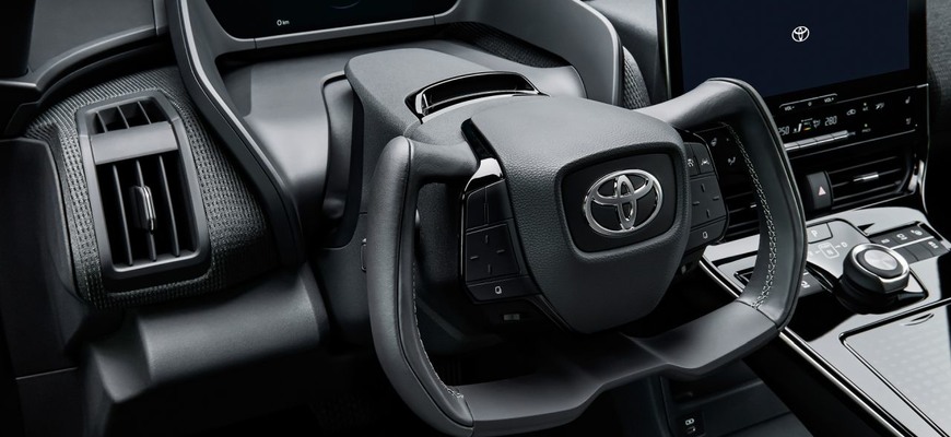 Nová Toyota bZ4X šokuje hlavne riadením bez mechanického spojenia volantu s kolesami