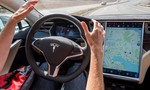 Elon Musk sa prerátal. Tesla ani v roku 2022 úrady nepresvedčí, že jej autá jazdia autonómne