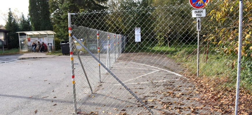 Plotom zablokoval cestu autobusom v Košiciach. Majiteľ pozemku mesto svojsky vytrestal