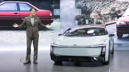 RADIKÁLNE NOVÁ TOYOTA COROLLA VÁM NECHÁ MOŽNOSŤ VOĽBY MEDZI ELEKTRICKÝM A SPAĽOVACÍM MOTOROM!