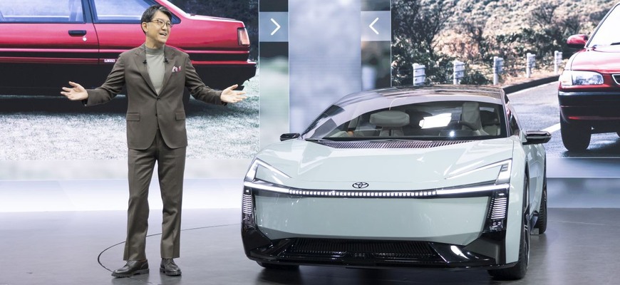 Radikálne nová Toyota Corolla vám nechá možnosť voľby medzi elektrickým a spaľovacím motorom!