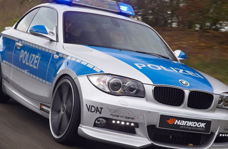 AC Schnitzer BMW 123d budí v policajných farbách rešpekt. A to sa nepotrebuje ani schovávať za tmavé fólie na všetkých oknách.