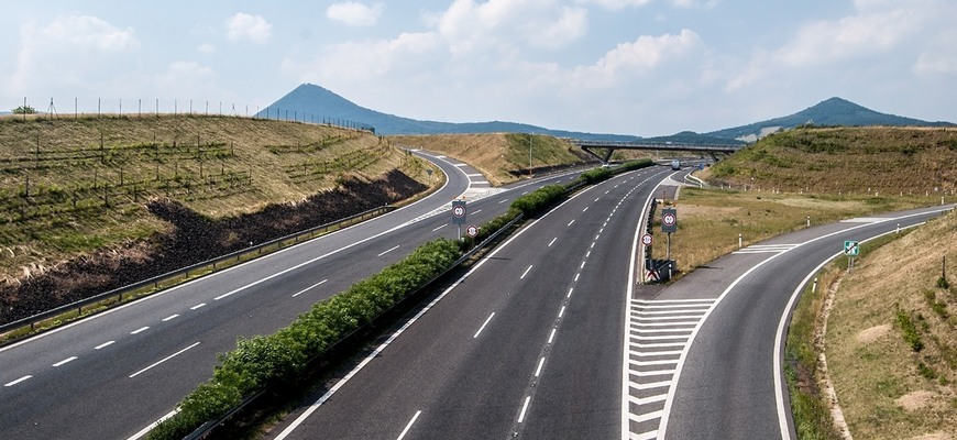 Musia zbúrať novú diaľnicu, lebo nepostavili tunel. S týmto naši susedia nepočítali