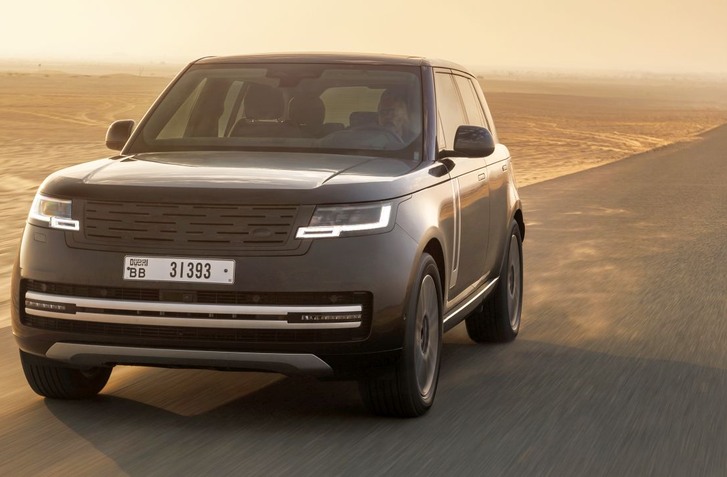 NOVÝ RANGE ROVER ELECTRIC NENÁPADNE ODHALENÝ NA PRVÝCH FOTKÁCH. DOSTANE AJ VODÍKOVÝ POHON?