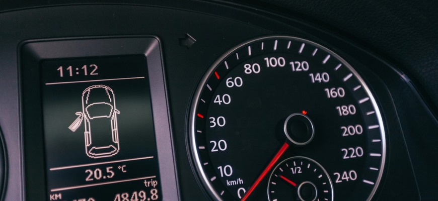 Kilometrová daň: EÚ chce účtovať 3 centy za každý kilometer. Začnú sa odometre stáčať ešte viac?