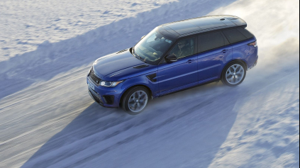 Postavili ľadovú kópiu Silverstone a poslali naň Range Rover Sport SVR