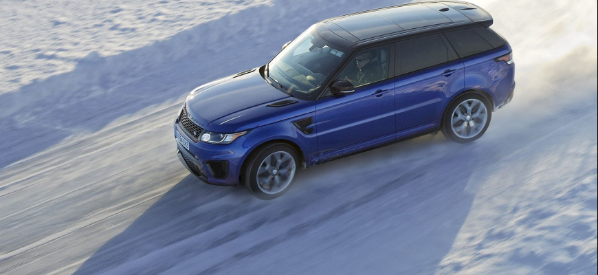 Postavili ľadovú kópiu Silverstone a poslali naň Range Rover Sport SVR