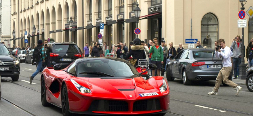 Kompilácia zvukových prejavov Ferrari LaFerrari na ulici