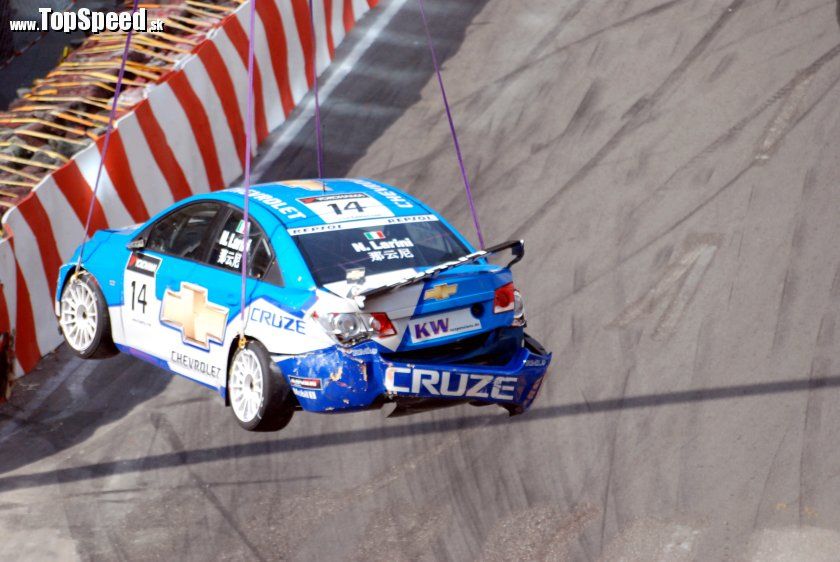 WTCC - Larini sa príkladne postaral o svoj Cruze :D ( prosím vnímať ako vtip)