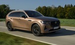 Mazda CX-60 a CX-80 majú po minifacelifte: dostali nový núdzový režim i chuť na syntetiku