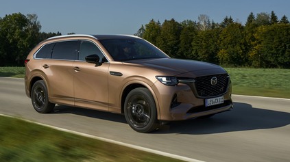 MAZDA CX-60 A CX-80 MAJÚ PO MINIFACELIFTE: DOSTALI NOVÝ NÚDZOVÝ REŽIM I CHUŤ NA SYNTETIKU