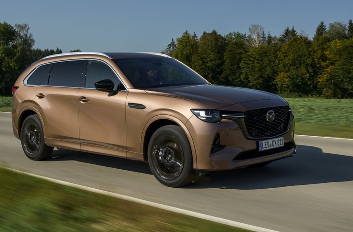 MAZDA CX-60 A CX-80 MAJÚ PO MINIFACELIFTE: DOSTALI NOVÝ NÚDZOVÝ REŽIM I CHUŤ NA SYNTETIKU
