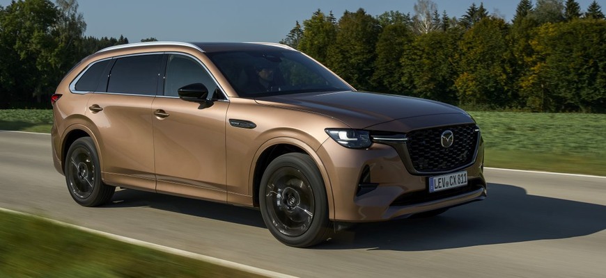 Mazda CX-60 a CX-80 majú po minifacelifte: dostali nový núdzový režim i chuť na syntetiku