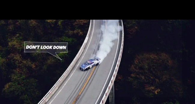 Vysoký most Hakone driftom v 215 km/h s plynom na podlahe v GT-R35