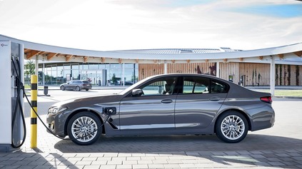 Nový základný plug-in hybrid BMW prichádza pre 3ku a 5ku, spolu s tým aj iné vylepšenia