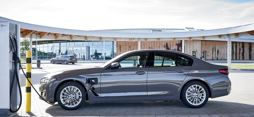 Nový základný plug-in hybrid BMW prichádza pre 3ku a 5ku, spolu s tým aj iné vylepšenia