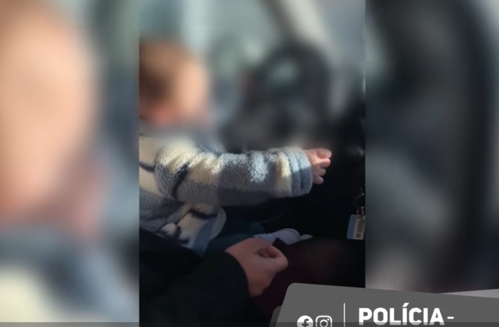 VIDEO: VODIČKA NECHALA ŠOFÉROVAŤ BATOĽA, HROZÍ JEJ POKUTA OD POLÍCIE