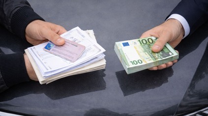 DÁ SA KÚPIŤ VODIČÁK BEZ CHODENIA DO AUTOŠKOLY? KTO PODVOD NAJVIAC ZNEUŽÍVA?