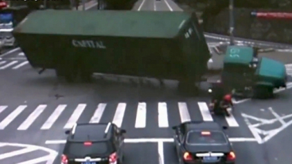 Z PEKLA ŠŤASTIE! ČÍNSKY MOTORKÁR PREVRÁTIL KAMIÓN, TAKMER SEBE NA HLAVU