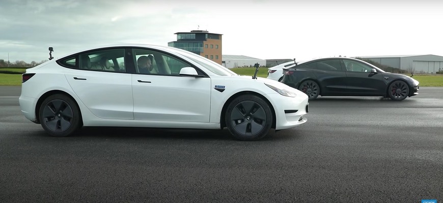 Drag race Tesla Model 3, štvorkolka proti dvojkolke