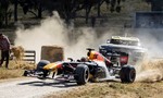 Je monopost F1 použiteľný len na okruhu? Kdeže, Daniel Ricciardo si s Red Bullom dal aj offroad