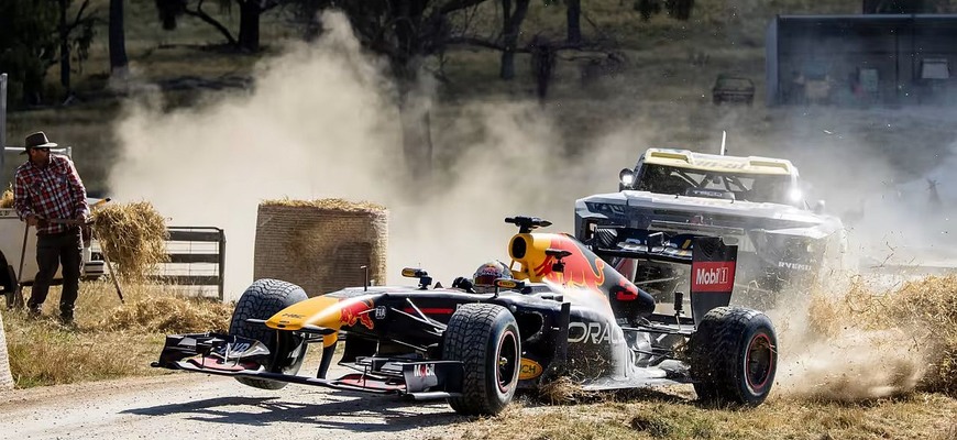 Je monopost F1 použiteľný len na okruhu? Kdeže, Daniel Ricciardo si s Red Bullom dal aj offroad