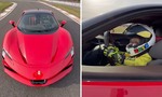 Tak toto ste ešte nevideli! Trojročný chlapec driftuje s 1000-koňovým Ferrari SF90 Stradale