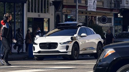 BEZCHYBNÁ A BEZPEČNEJŠIA BUDÚCNOSŤ? AUTONÓMNE VOZIDLÁ ZA ROK NAZBIERALI V PREMÁVKE STOVKY POKÚT!