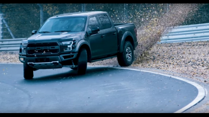 Nečakaný drift na Nürburgringu. S Ford Raptor!