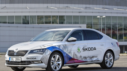 ŠKODA SUPERB JE VLAJKOVOU LOĎOU MS V HOKEJI 2015