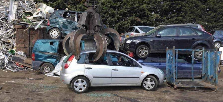 Zlodej zošrotoval auto! Majiteľovi poslal fotku