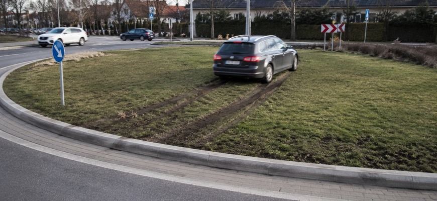 Kruhový objazd prechádzajú stredom: Internetový trend môže skončiť poriadne draho