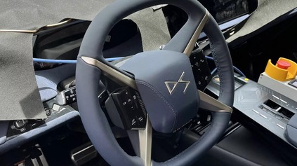 NOVÝ ELEKTRICKÝ CROSSOVER DS 8 DOSTANE TAKTO EXTRAVAGANTNÝ INTERIÉR. NIE JE TO UŽ PRÍLIŠ?