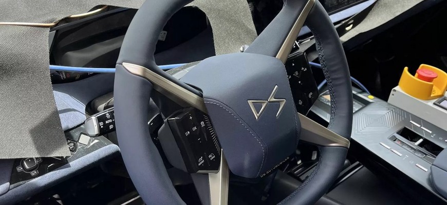 Nový elektrický crossover DS 8 dostane takto extravagantný interiér. Nie je to už príliš?