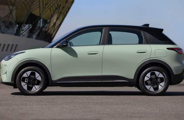 NAJPREDÁVANEJŠIE AUTO V ČÍNE MIERI DO EURÓPY. ELEKTRICKÉ GEELY EX2 STOJÍ DOMA LEN 8000 EUR!