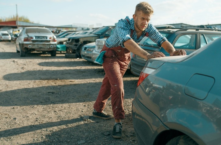 EKOLOGICKÁ LIKVIDÁCIA VOZIDLA: KOĽKO STOJÍ, AKO DLHO TRVÁ A ČO VŠETKO K TOMU TREBA?