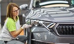 VW Group škrtá. Zachráni lacná pracovná sila slovenské a české závody?