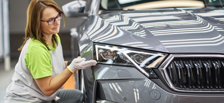 VW Group škrtá. Zachráni lacná pracovná sila slovenské a české závody?