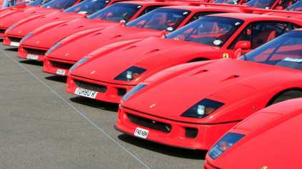 VIDEO: 60 KRÁT FERRARI F40 A JEDEN SILVERSTONE
