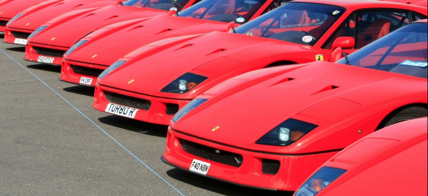 VIDEO: 60 krát Ferrari F40 a jeden Silverstone