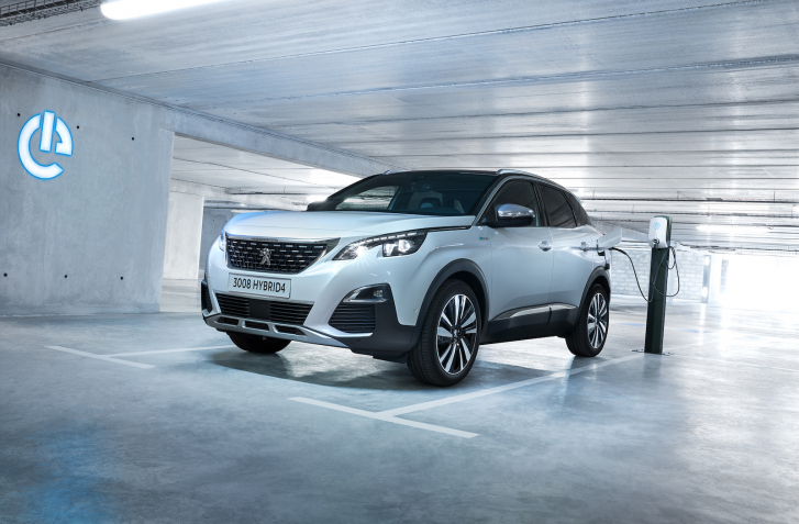 NAJVÝKONNEJŠÍ PEUGEOT JE 3008 GT HYBRID4