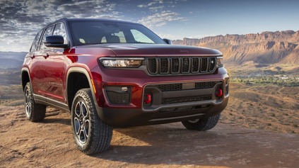 NOVÝ JEEP GRAND CHEROKEE: VEĽKÝ NÁČELNÍK DOSTAL HYBRIDNÝ ŠTVORVALEC, NA V8 ALE NEZANEVREL